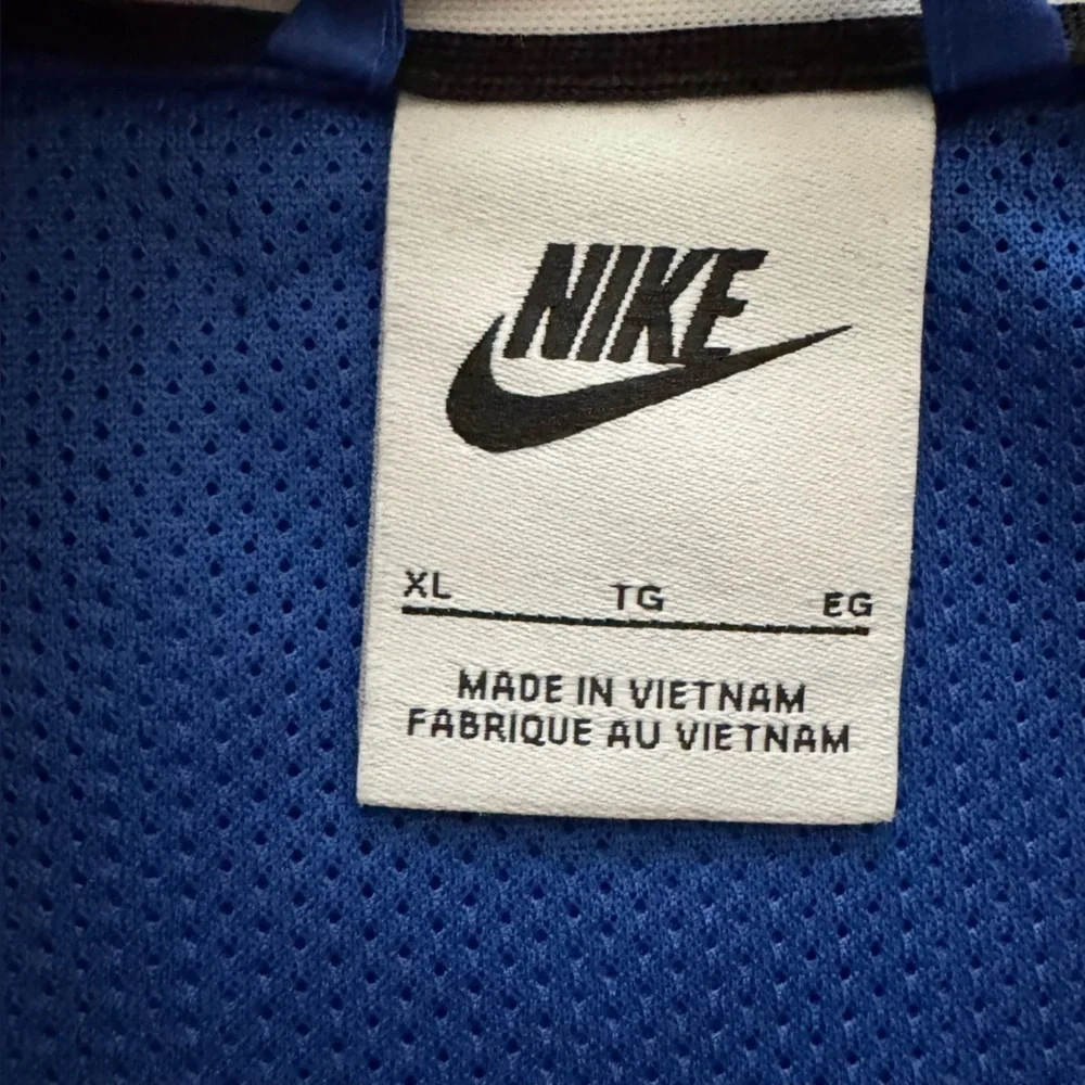 Nike Older Kids Full Zip Windrunner Jacket size XL